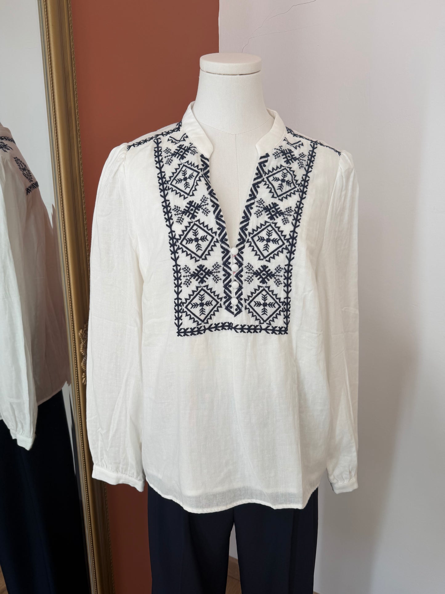 chemise blanche et bleue L