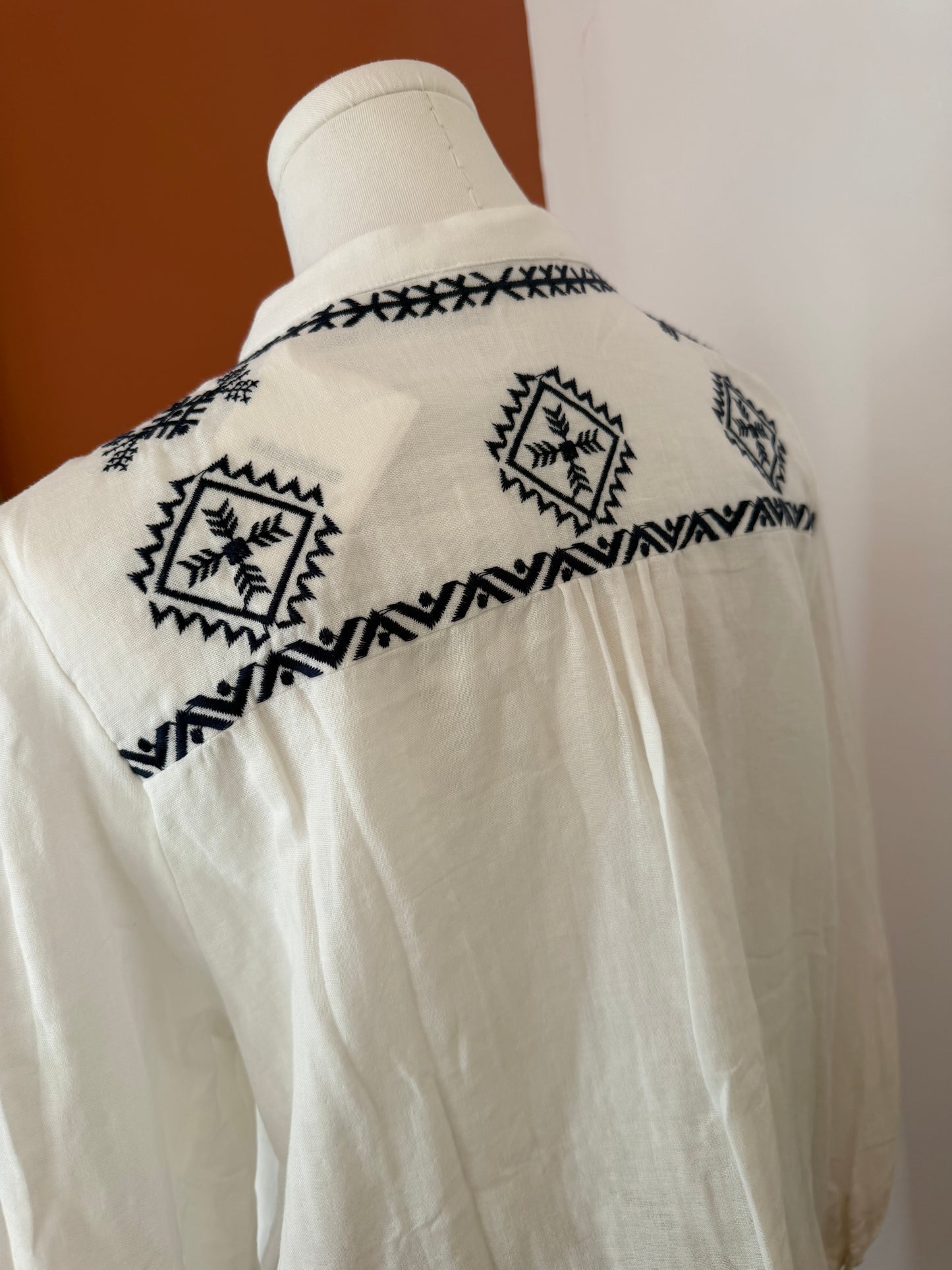 chemise blanche et bleue L